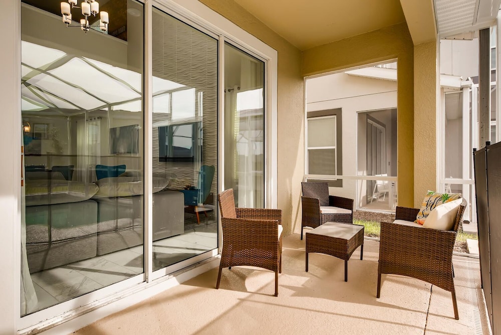 8992 CC - Exquisite 5 Bed Single Family