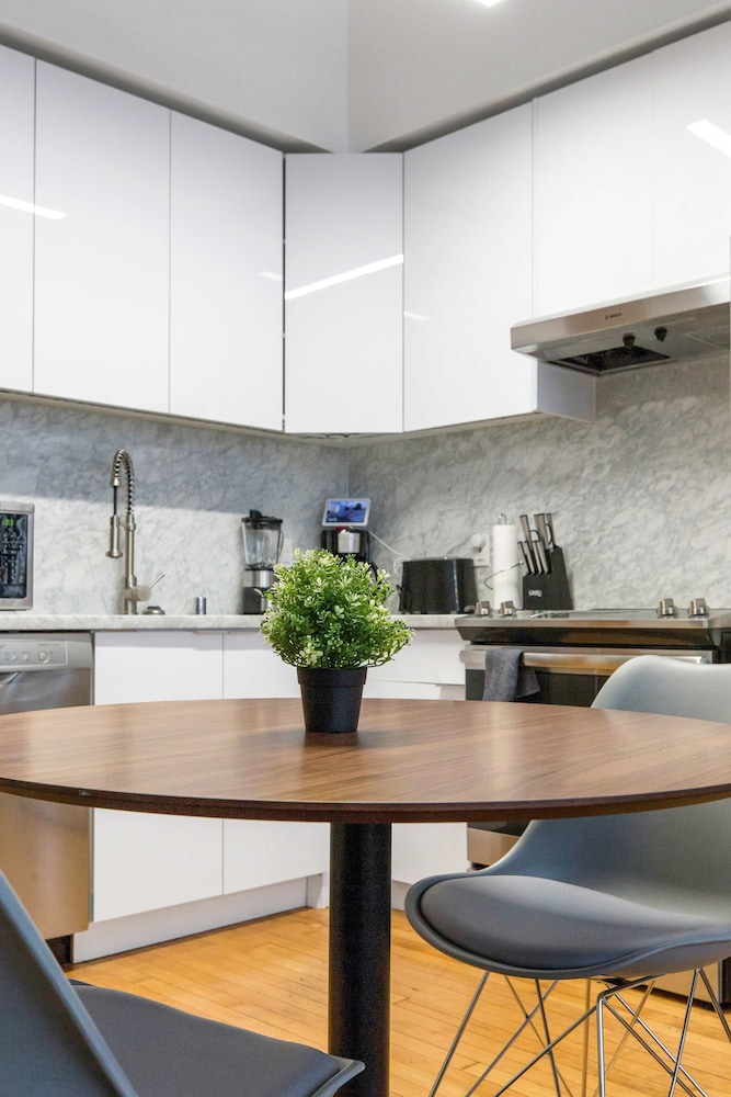 Stylish Deluxe 1BR At HWH by Oneluxstay