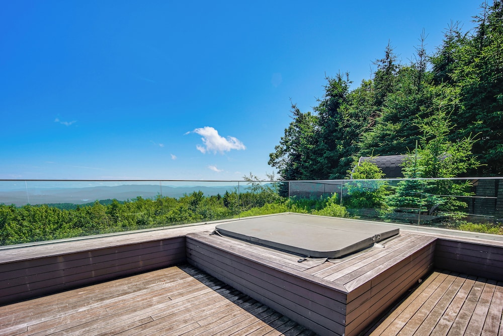 Group-friendly Newbury Stunner: Home Gym, Hot Tub!