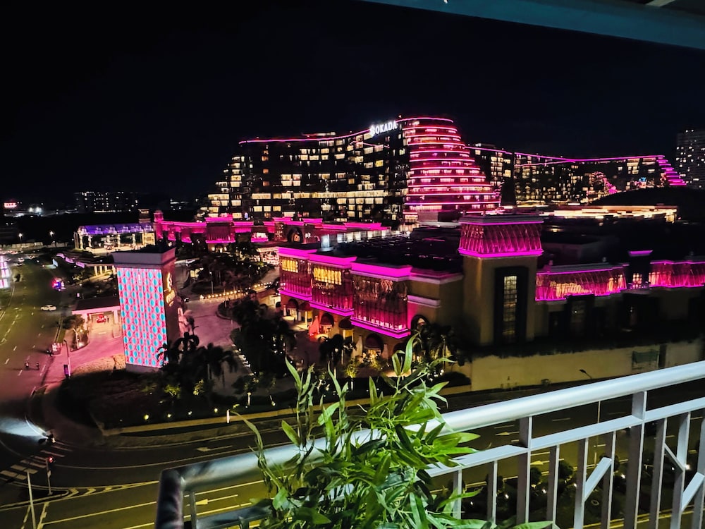 Luxury Staycation beside Okada