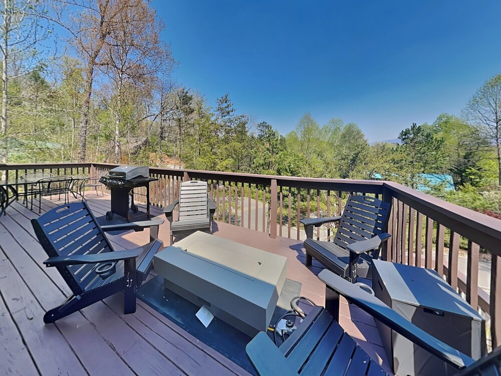 Hilltop Hideaway by Jackson Mountain Rentals