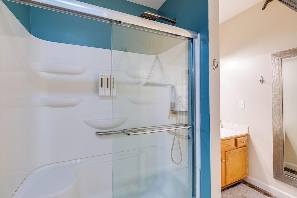 Balcony & Serene Views: Cozy Condo in Huddleston!