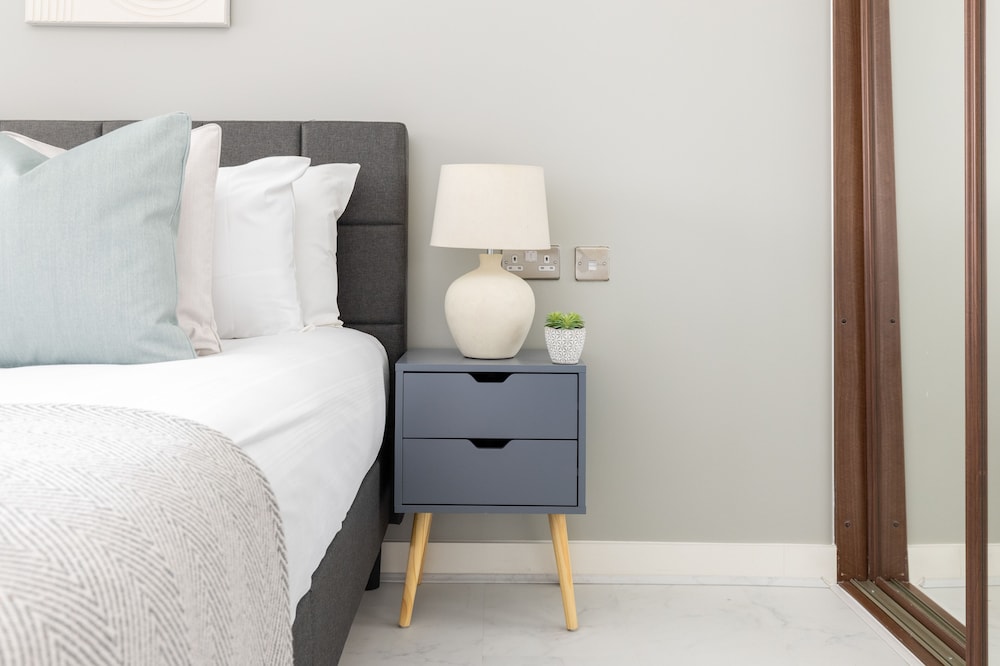 Luminous 2 Bed Balcony Flat in Islington