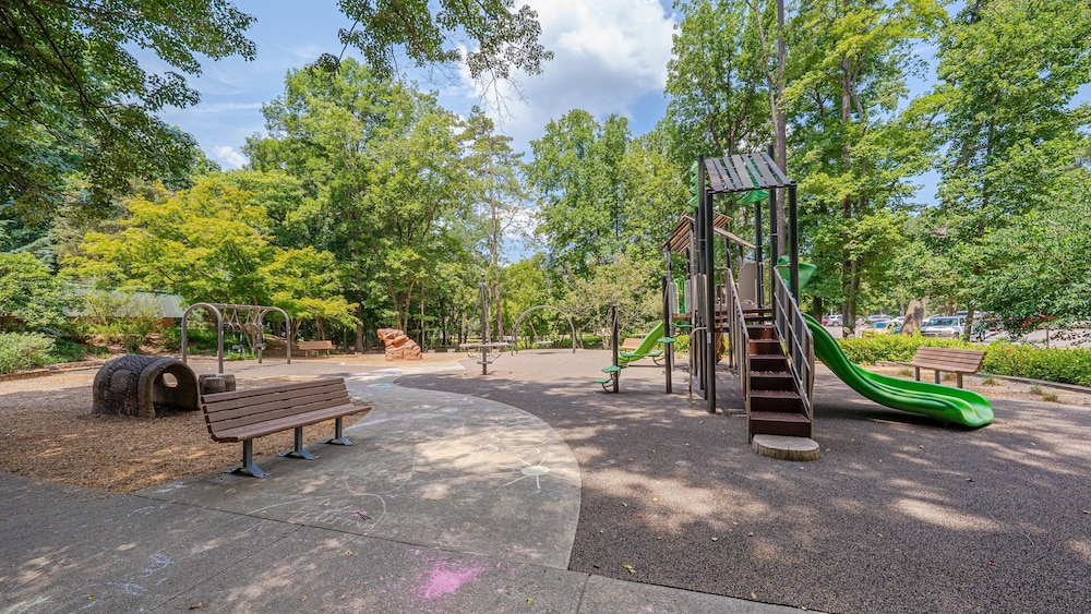 Relaxing Retreat Near North Hills & Downtown 3 Bedroom Home