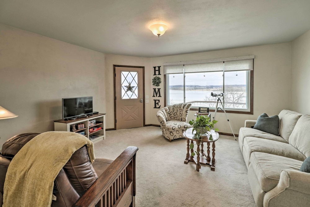 Miscellaneous Market Vacations - Watch the Sunrise at This Quaint Lake-view Cottage - Property Image 1