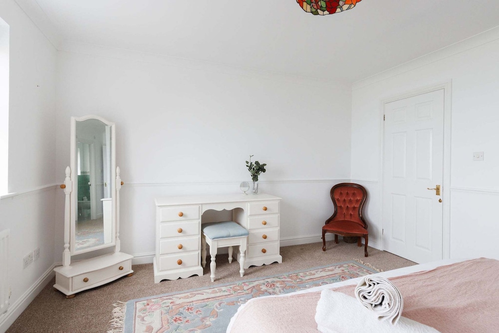 Spacious 4-bed Seaside Retreat in Selsey