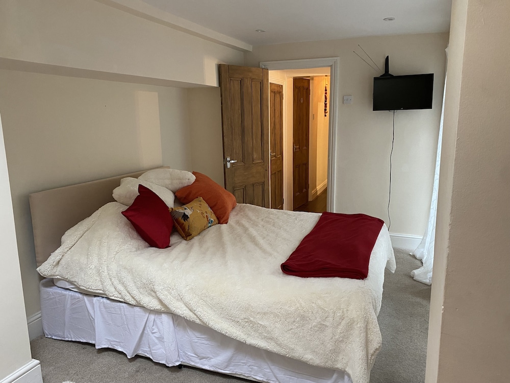 Immaculate 1-bed Apartment Near the River Thames view 3