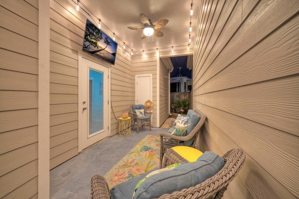 Shared Resort-style Pool, Playground, Patio w/ Bar Tidal Times by Avantstay