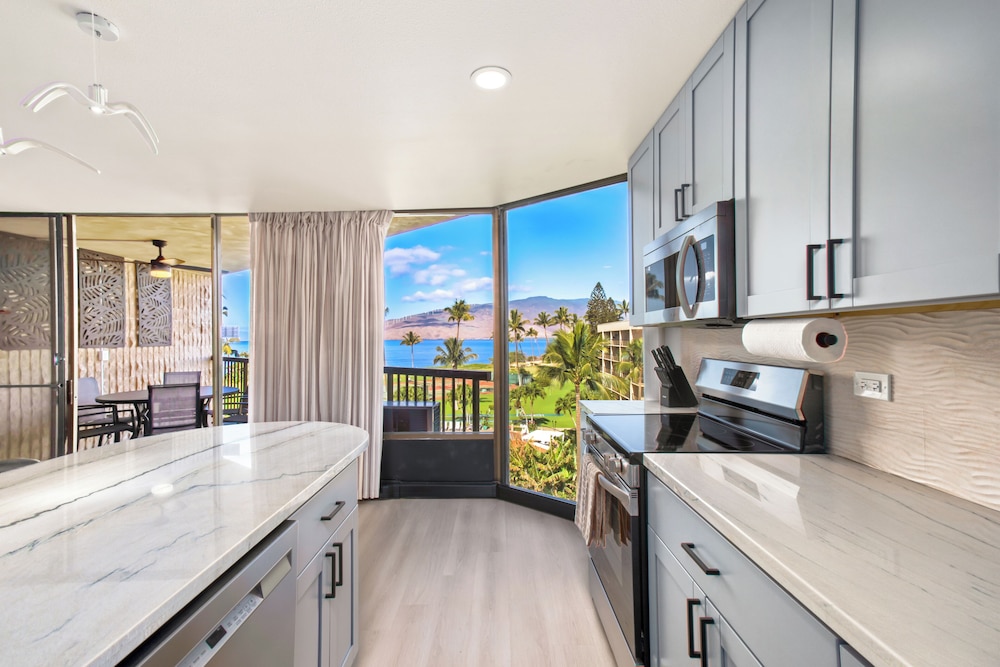 2BR/2BA Oceanfront Condo in Maui Sunset