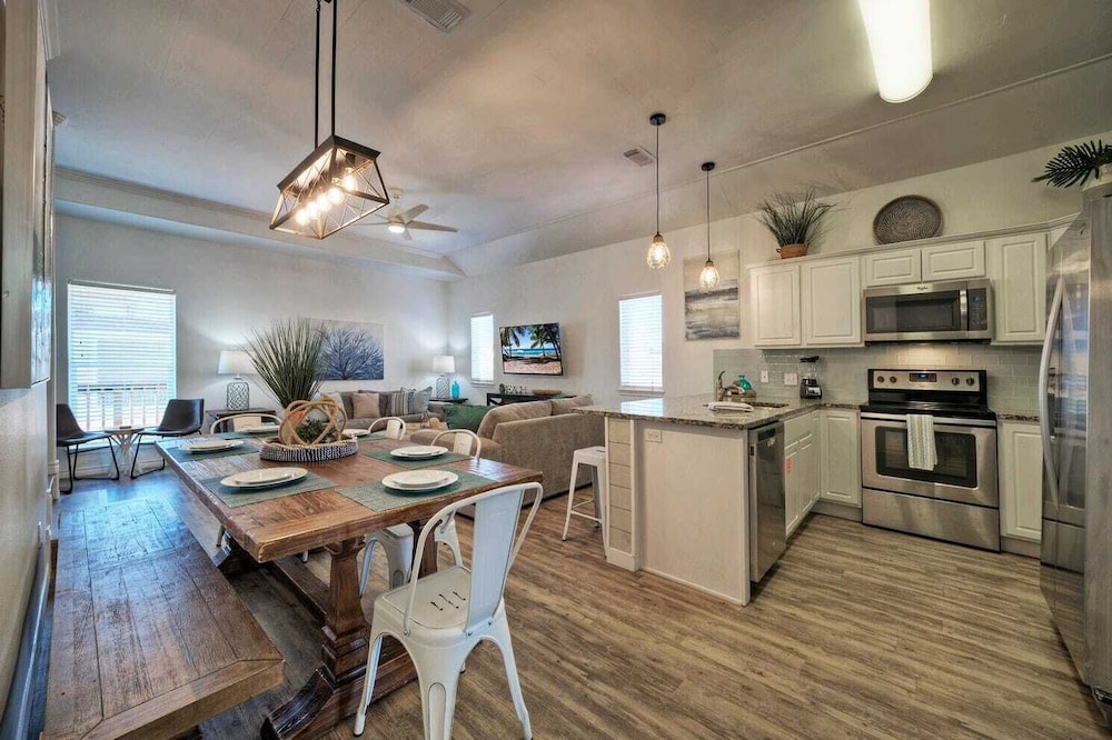 Sleeps 23, 2 Beachside Homes Resort Pool, Walk to the Beach, Balcony + Yard