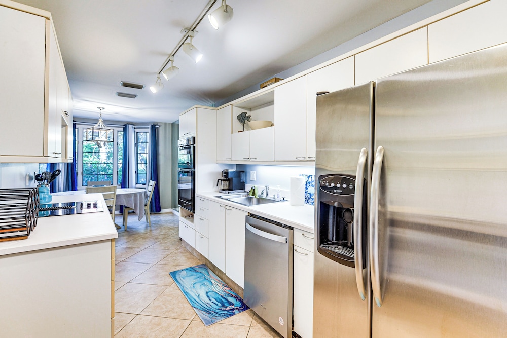 Steps to Ocean, Pool Access! Daytona Beach Gem