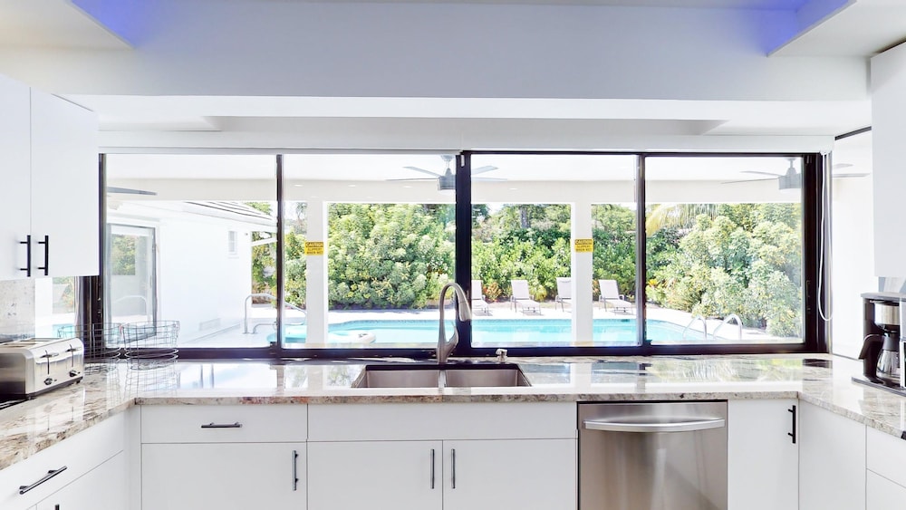 Villa Shapira 6BR Luxurious Designer Home With Heated Pool