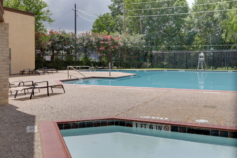 Houston Townhome 4 Mi to Airport: Central Location