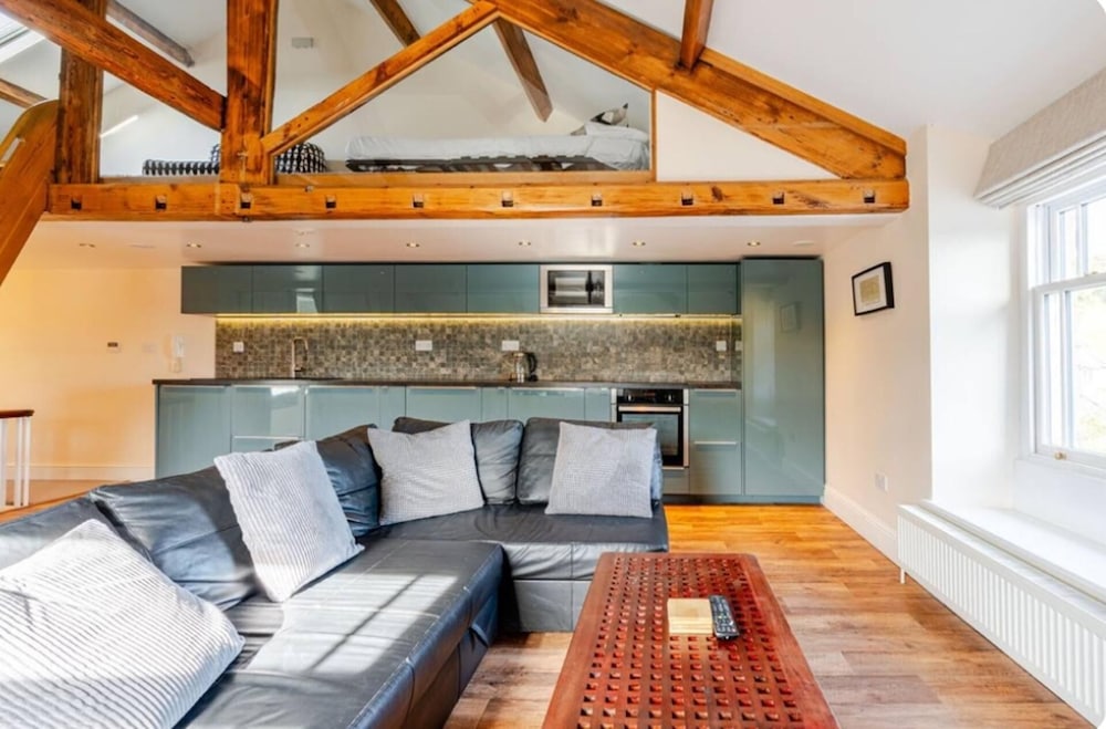 Sedbergh Penthouse - Kingbed - Tv - Wifi view 4