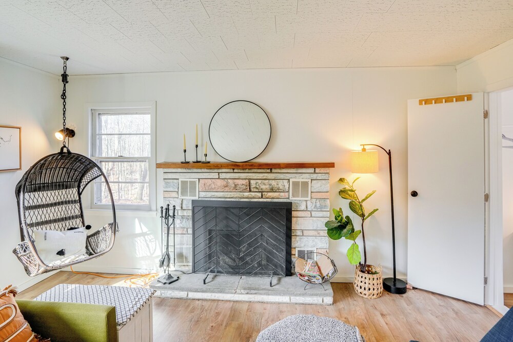 Mtn Views + On-site Hiking Trails: Catskills Cabin
