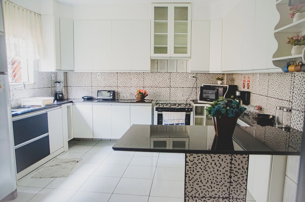 Casa Completa com 3 su tes Wi-fi e Smart Lock