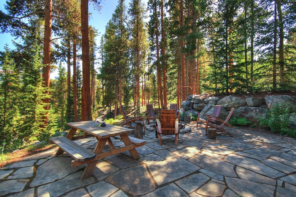 Bear Lodge 6 Bedroom Home by RedAwning