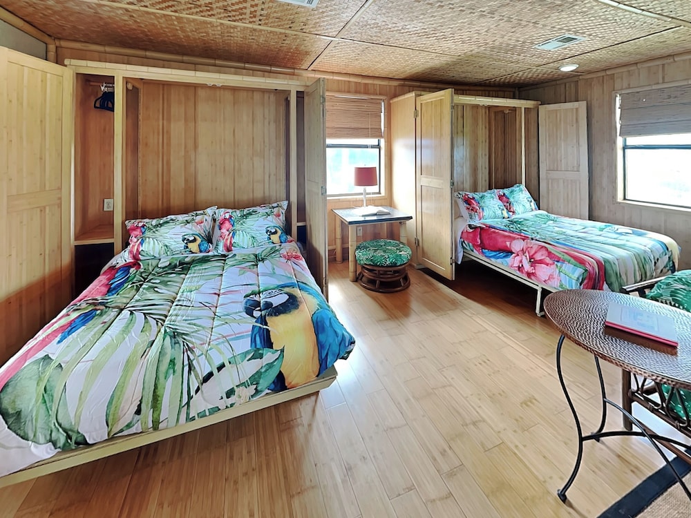 Beachside Tiki Hut by Ryson Vacation Rentals