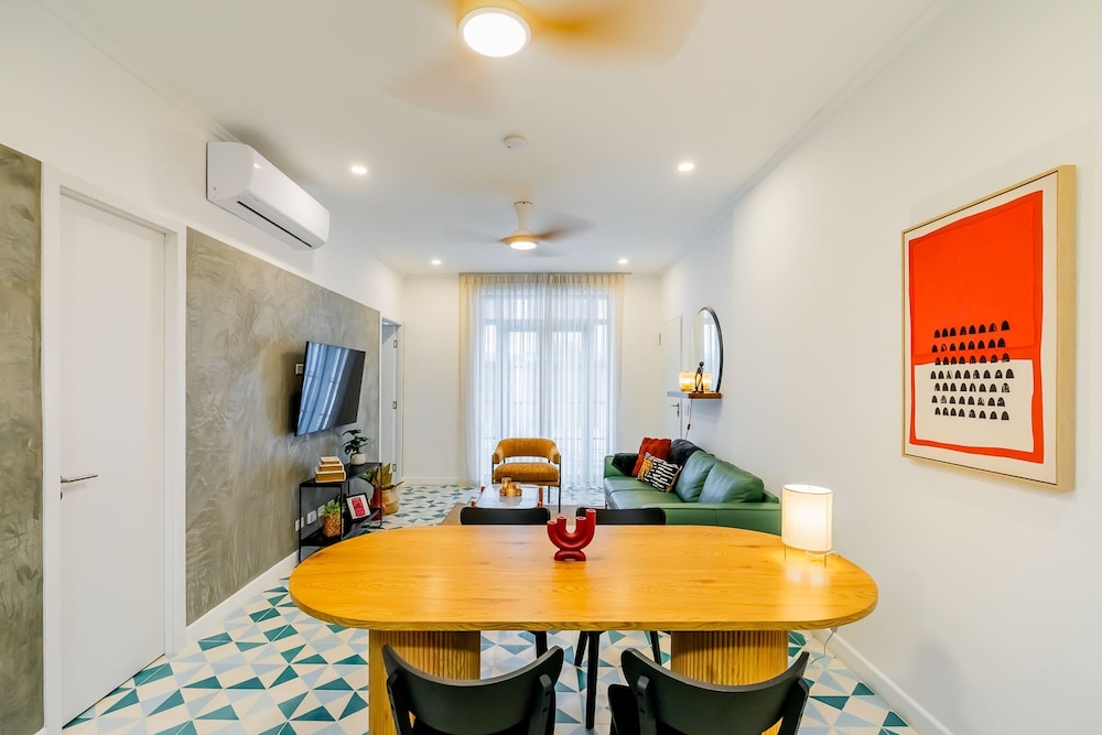 w Charming 1BR in Santa Ana s Best Area