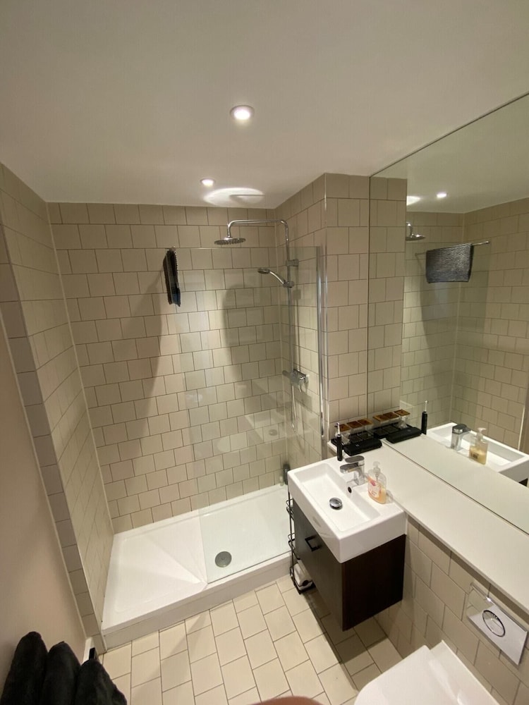 Tasteful 2BD Flat W/open Plan Living - Blackheath!