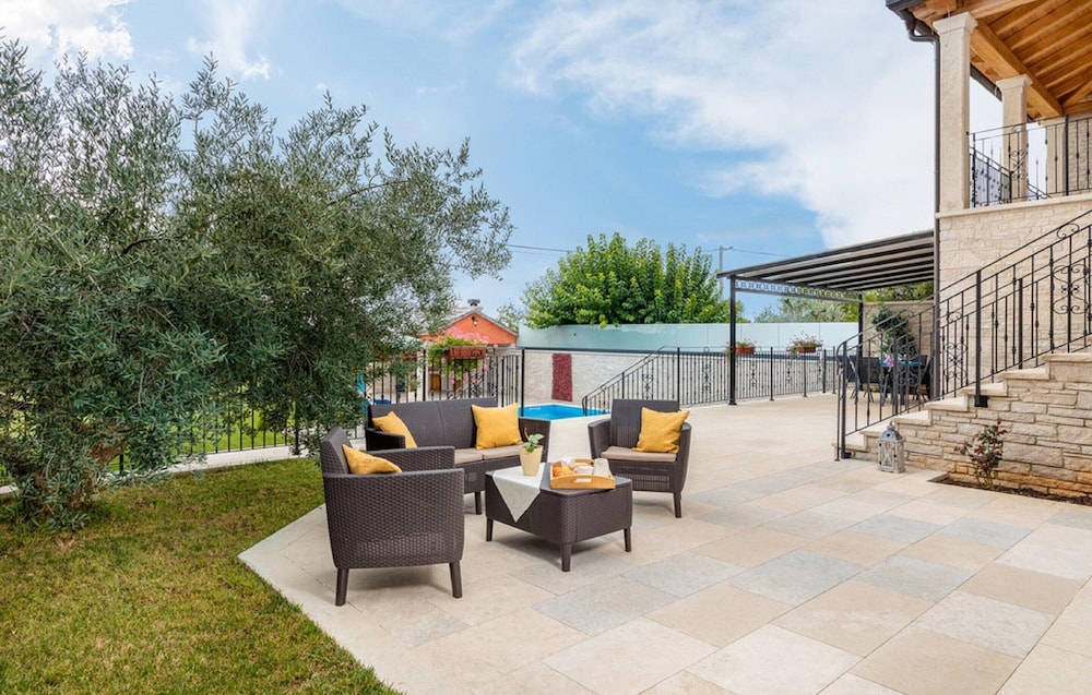 Stylish Villa With Swimming Pool and Garden