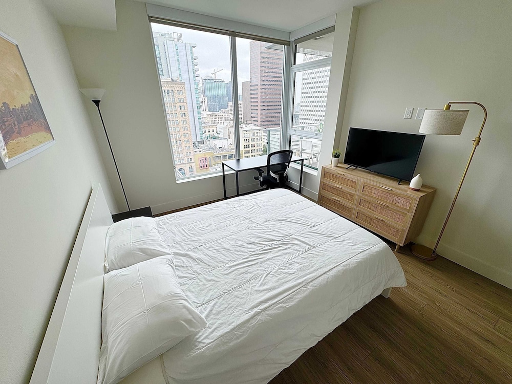 NEW Upscale Downtown San Diego Stay Queen Bed Pool Sauna