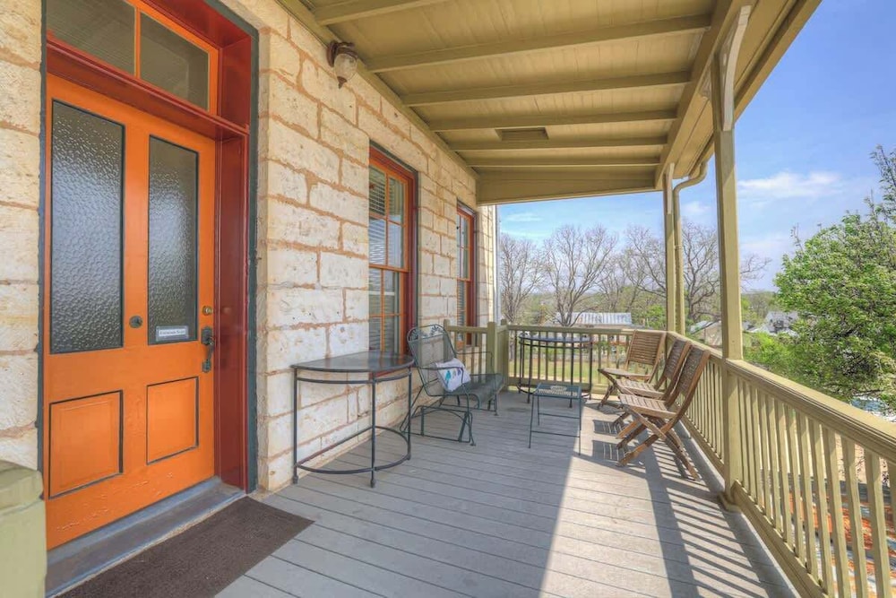 Fountain Suite-stay Right on Historic Main Street in the Heart of Fredericksburg