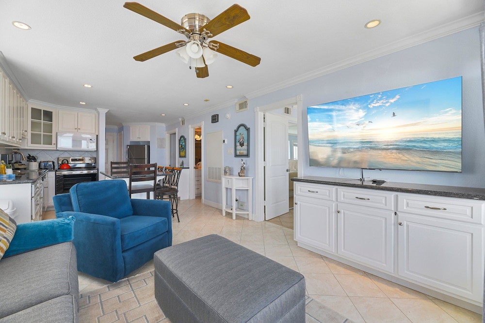Seascape 2211 2 Bedroom Condo by RedAwning