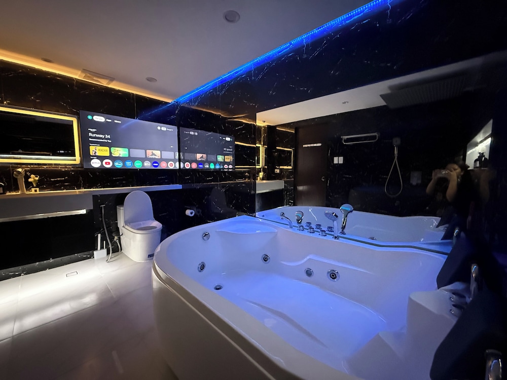 Kandi Suites 2BR with private Jacuzzi