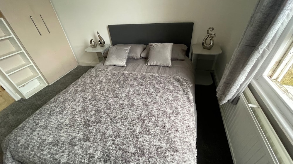 House - Sleeps 6 - Garden - Parking