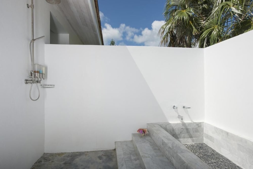 Dream Villa: Private Oasis Above Pink Sand Beach