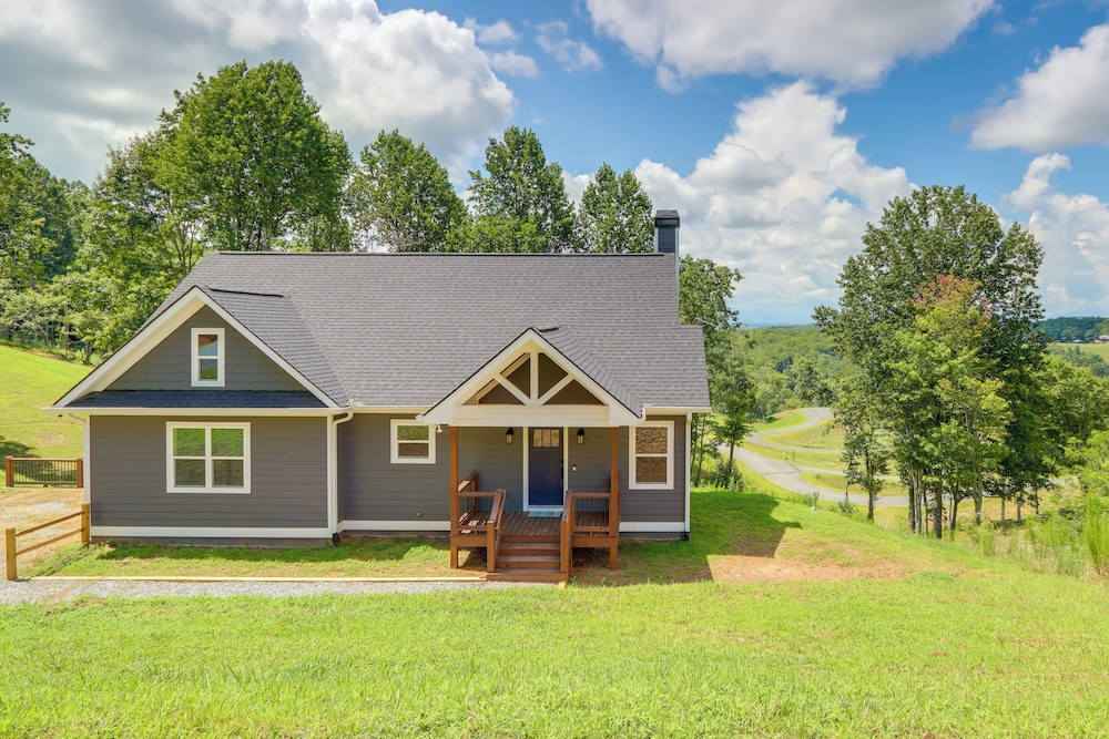 Cozy Blue Ridge Cabin: Game Room & Mountain Views