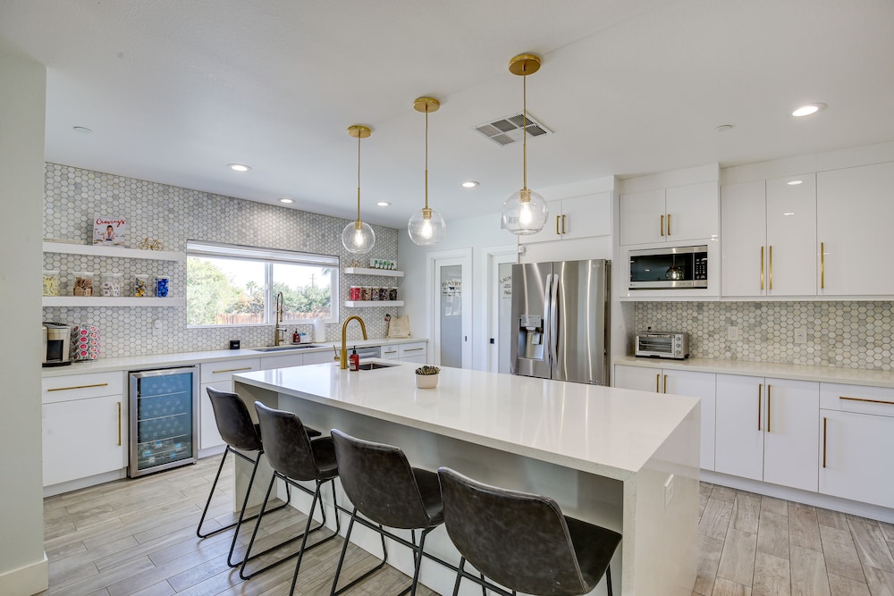 Modern Palm Springs Home w/ Pool & Gas Fire Pit! view 3