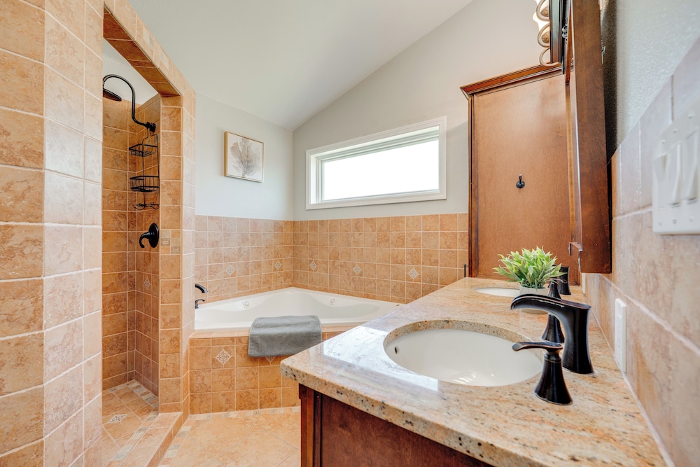 Private Hot Tub: Home Near Moses Lake Access