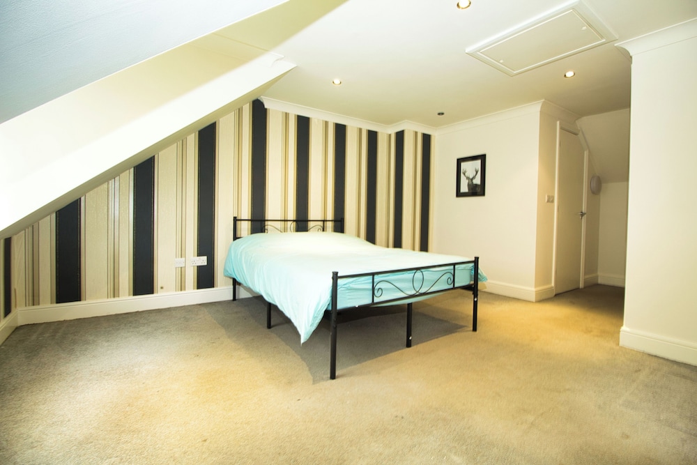 3 Bed Semi - Sleeps 5 - Parking - Pets - Garden