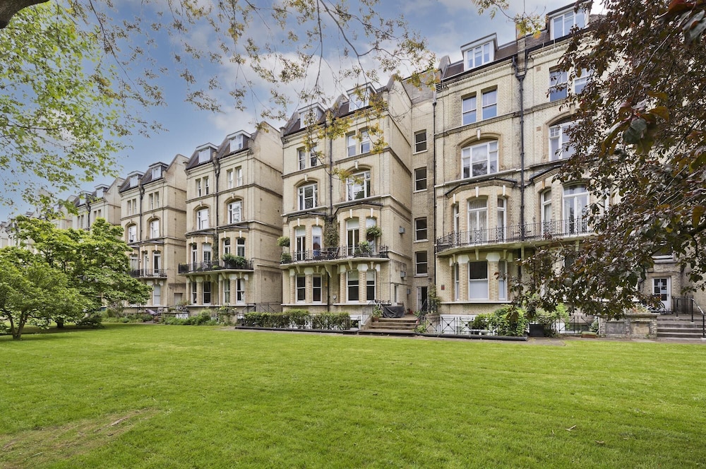 Immaculate two Bedroom Apartment in Chelsea by Underthedoormat
