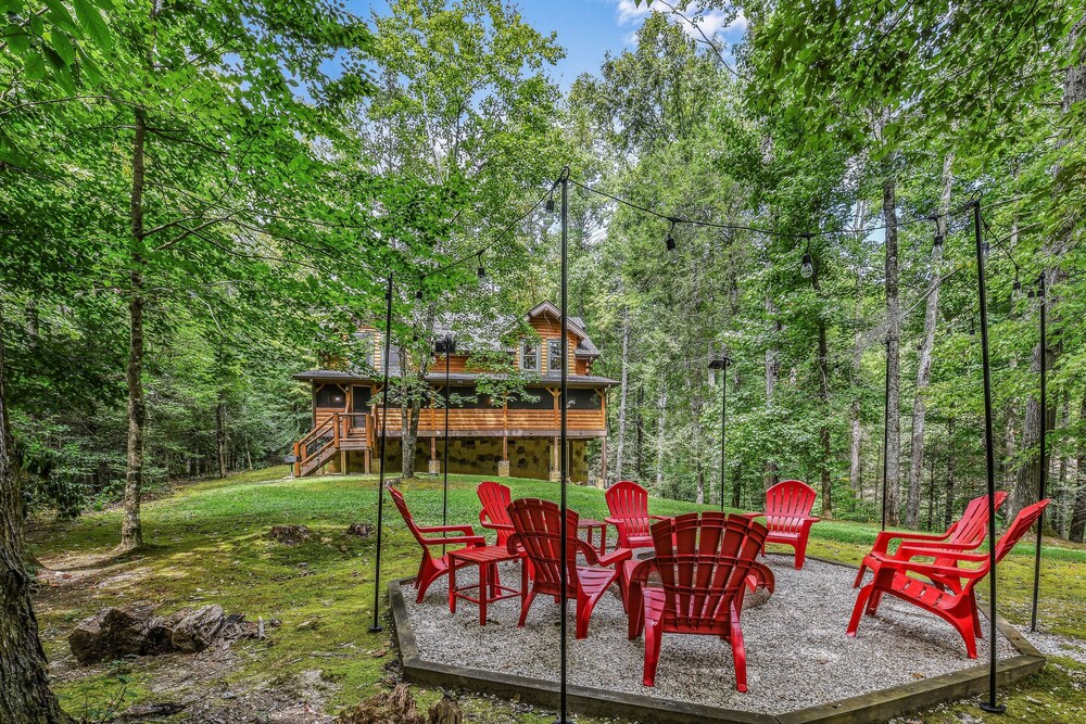 A Mountain Spirit 3 Bedroom Cabin by RedAwning
