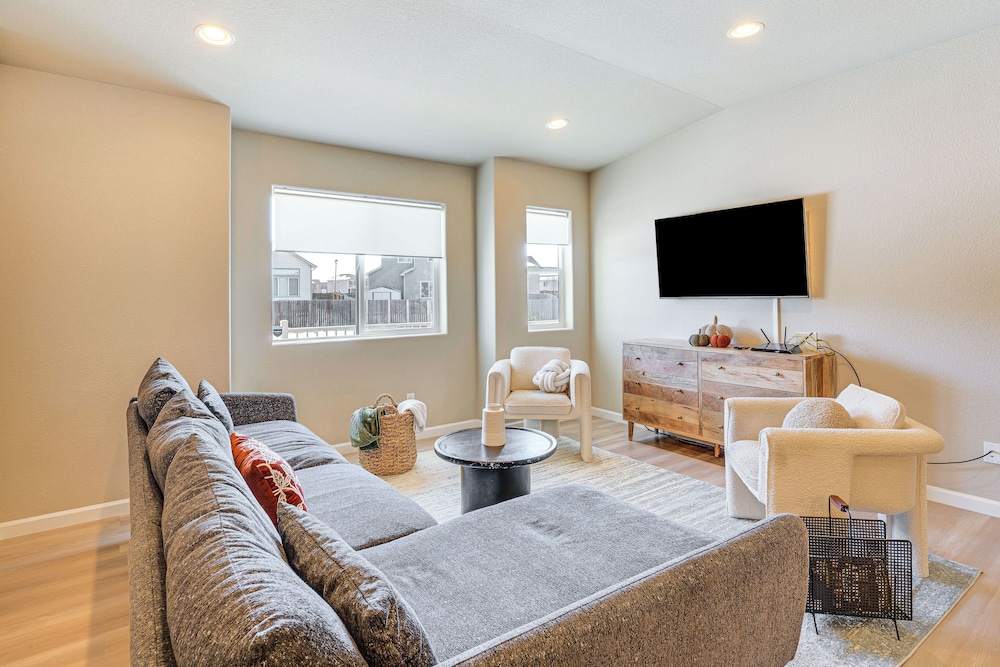 10 Mi to Fort Carson: Newly Built Townhome!