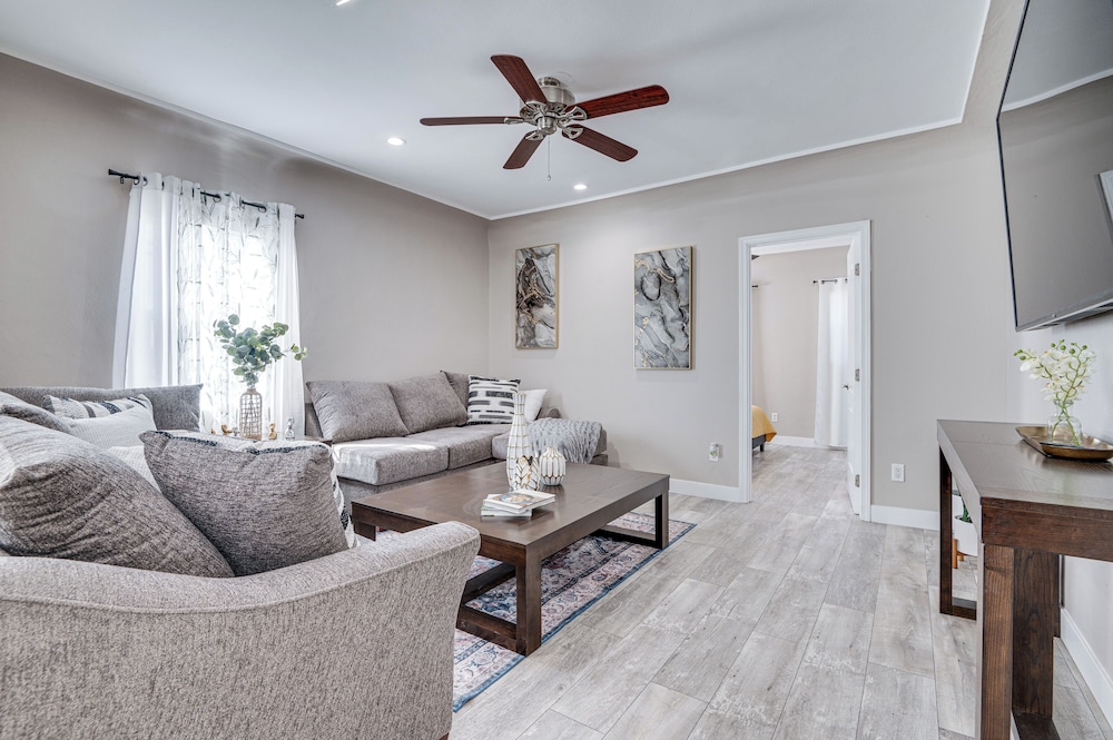 7 Mi to Downtown: East Los Angeles Apartment