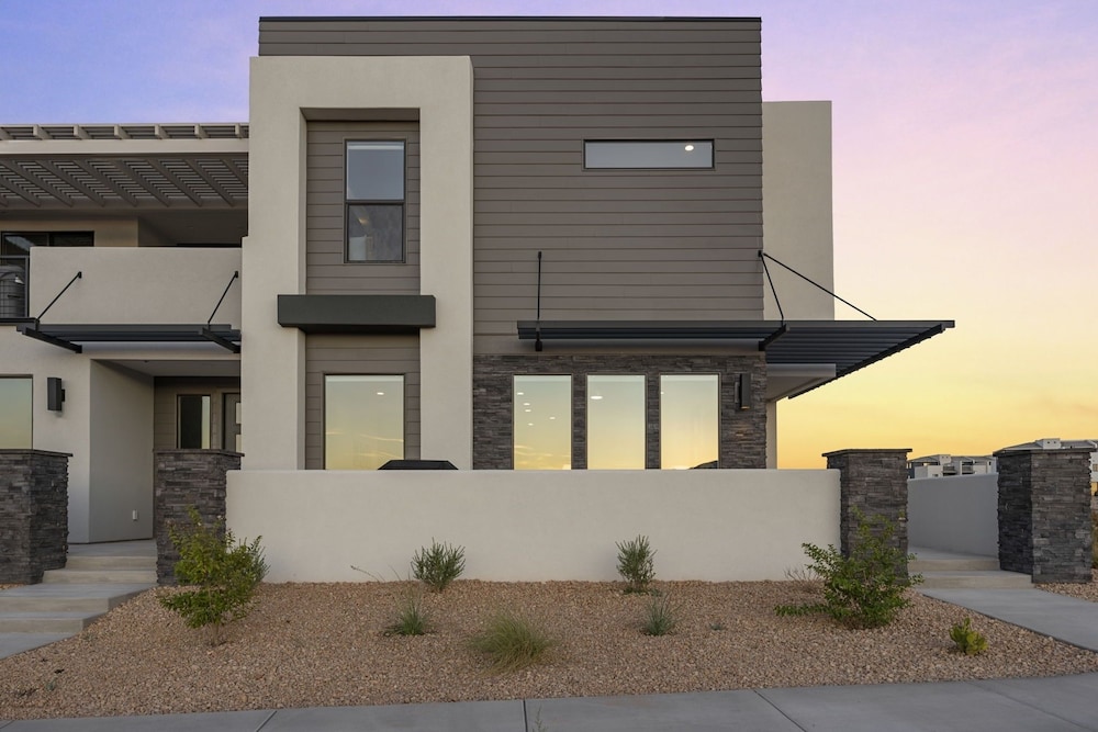 Country Is Cool Again 5 Bedroom Townhouse