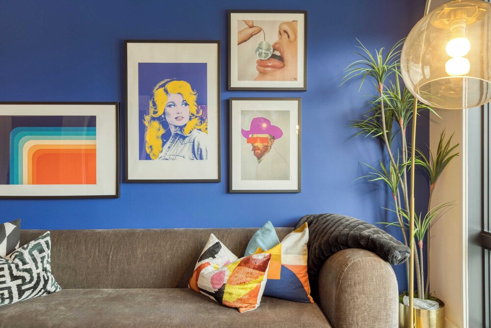 Sleeps 42 7 Modern Midtown Apartments w/ Gym + Pool Walkable to Shops & Eats
