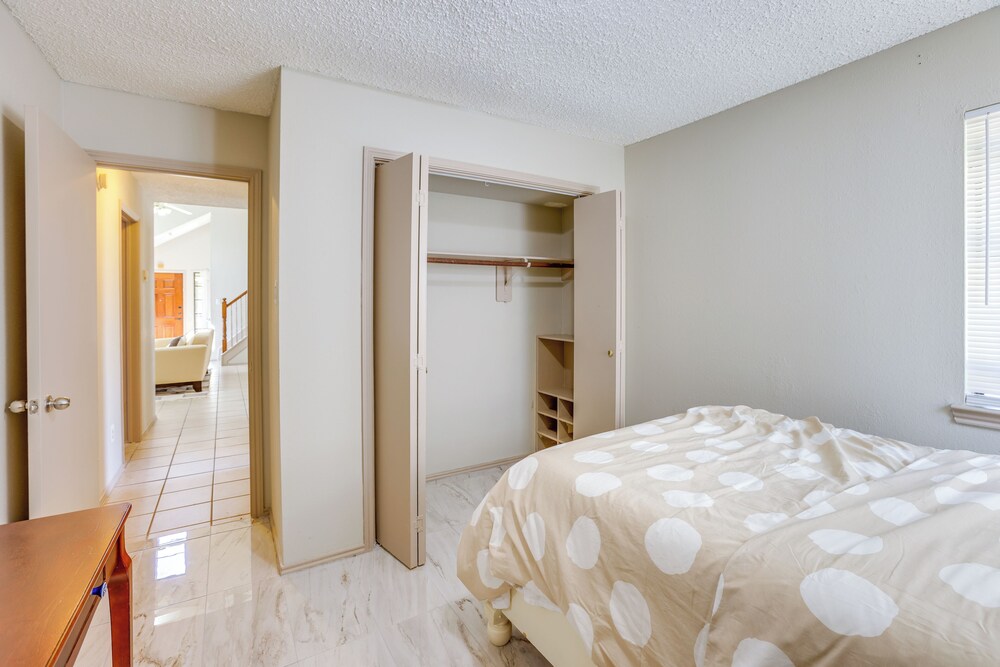 2 Mi to Houston Funplex: Home w/ Private Yard!