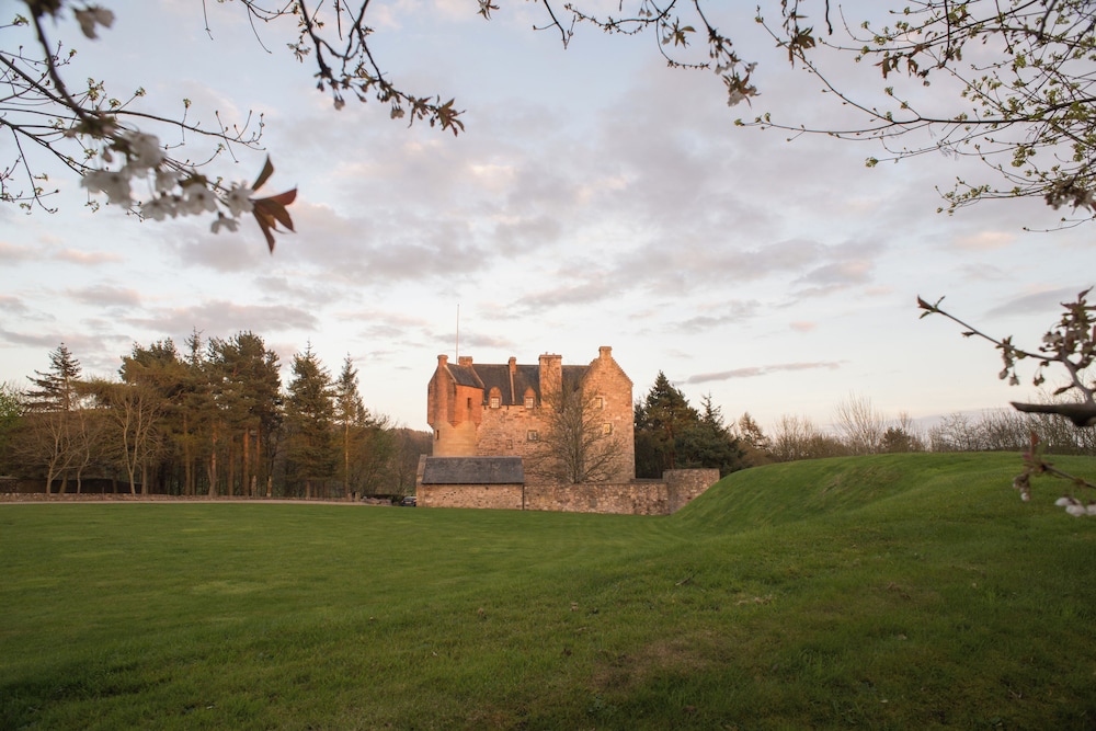 Historic 6-Bedrooms Castle Retreat