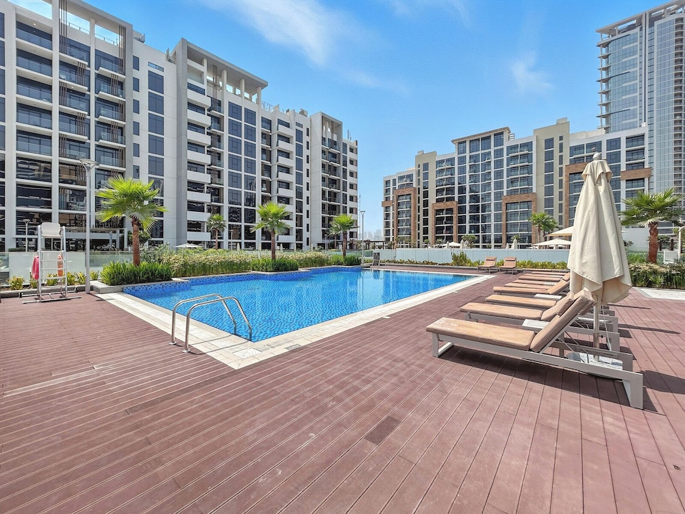 Cozy 1BR with Balcony Views