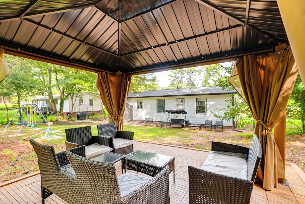 5 Mi to Town: Pet-friendly Retreat in Marietta!