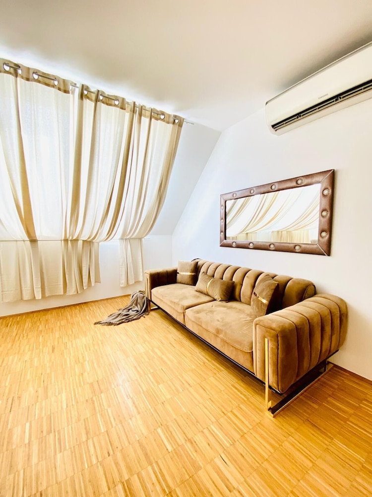 Comfy 3BR Apt With Living Room Balcony