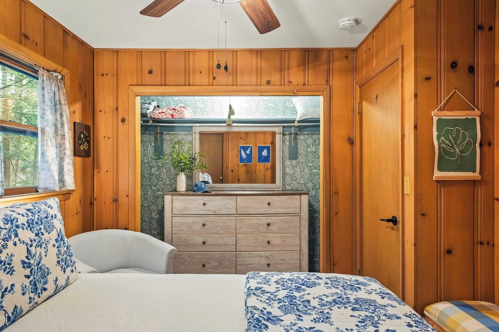 The Horseshoe Hideaway Lake Harmony Cabin w/ Hot Tub & Game Porch