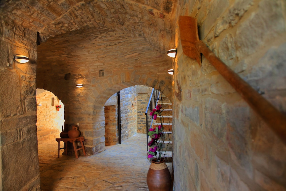 Casas Pirineo Aínsa: Historic Palace & Garden