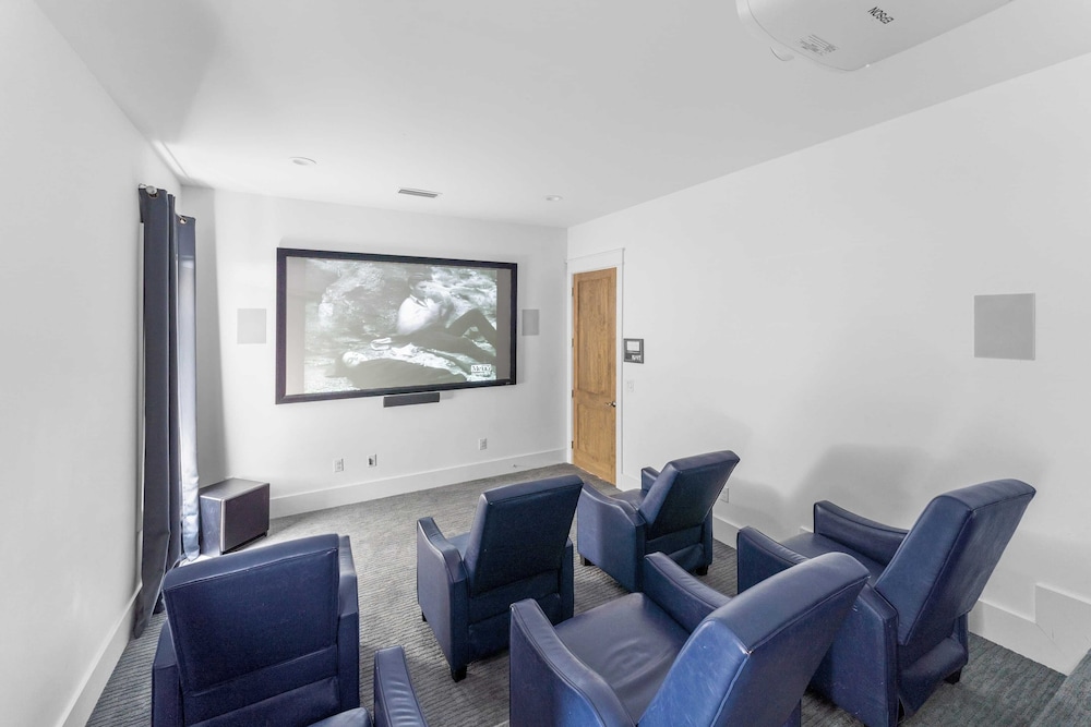 Walk to Beach + Pool, Hot Tub & Game Room 30A Ohana Grande by Avantstay
