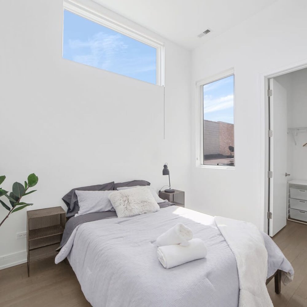 4-bedroom Penthouse w 2 Large Balconies Rooftop